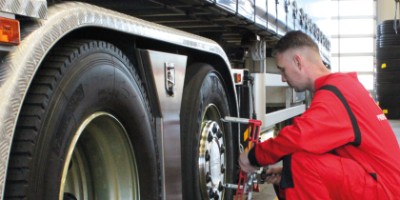 Montage eines LKW-Reifens